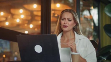 Laptopta bin yıllık beyaz bir kadının çalıştığı bir masada stres ve hüsran belirtileri gösteren negatif duygular var. Bilgisayar başında genç sarışın bir bayanla oturuyor.