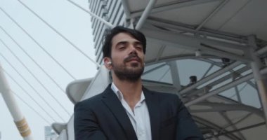 Şehir merkezinin hareketli Orta Doğulu keskin iş adamının kulaklıkları çevreyi inceliyor ve amacını araştırıyor. İş kıyafetleri özgüven yayar sofistike stil dikkat kentsel görünüm