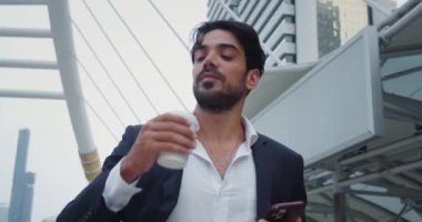 Takım elbiseli iş adamı kahve molası verip bir fincan kahve içer. Kısa bir kahve molası verip rahatlayın. Şehir merkezinde bir fincan kahveyle dolup taşsın.