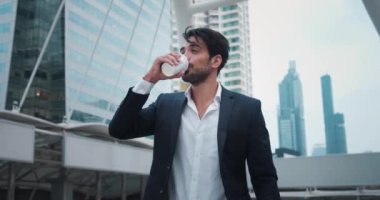 Ortadoğulu adam şehir sokaklarında sıkı çalıştıktan sonra kahve molası veriyor. Kısa bir kahve molası anı, iş adamının gün içindeki taleplerine geri dönmeden önce gençleşmesine olanak sağlıyor.