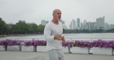 Fitness Kafkasyalı, şehir parkında koşu, ritmik koşu sporcusu. Olgun adam koşar, fiziksel sağlık koşar sağlıklı yaşam tarzı koşar sağlıklı yaşam tarzı erkek parkı.