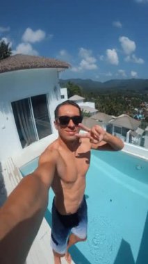 Adam villada kendini filme çekiyor ve havuz keyfine ve boş zamanlarında dikey video köşküne atlıyor. Villadaki adam havuz keyfine dalıp havuz keyfine dalmadan önce kendini kaydediyor.