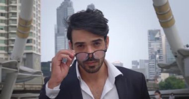 Ortadoğulu bir adam şehir caddesinde. Olağandışı bir şey fark edince, yüz şaşırıyor. Sürpriz yapan adam neler olduğunu görmek için gözlüklerini çıkarır. Şaşkınlık ve merak doludur.