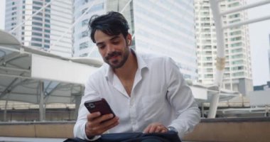 Tatil sırasında tatmin olmuş ifade türleri ileti telefonu yöneticisi. Tatmin olmuş gülümseme ve rahat duruş adamı keyifli bir ruh halini gösteriyor. İşçilerin dikkati sadece tatmin edici yazışmalara odaklanır.