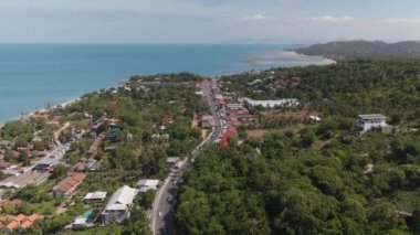 Hayat, okyanus adasındaki yemyeşil yemyeşil yemyeşil adada tropik doğa, canlı ada yaşamında gelişir. Okyanustaki tropikal adanın ortasındaki hareketli hayat tropik yaşam.