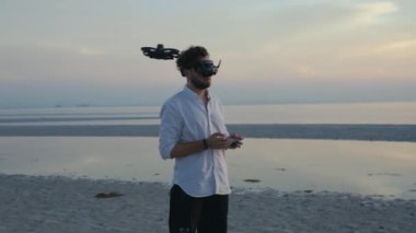 Koh Samui, Tayland - 04 09 2024: İnsan uzaktan kumandalı DJI Avata 2 insansız hava aracı nefes kesici deniz manzarası yakalıyor. Uzaktan kumandayla uzaktan kumandalı İHA 'ların uçuş rotasını uzmanca çerçeveler.