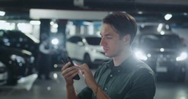 Yakışıklı genç adam dijital hayata bağlı. Erkek akıllı telefon konseptiyle dijital hayatta kısa mesajlar yazar. Otoparkta duran bir adam cep telefonundaki bant tüm gün dijital hayatta kalır..