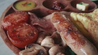 Klasik sabah yemeği taze İngiliz kahvaltısı geleneksel restoran masasında hazır bekliyor. Restoranın zengin mutfağında ikonik İngiliz kahvaltısı.