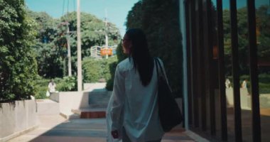 Kadın şehrin arka sokaklarında yürüyor. Etrafındaki boşluğu neşe ve olumlulukla dolduruyor. Dişi, şehrin güzel manzaralarından hoşlanır. Her detayı ona neşe ve mutluluk verir.