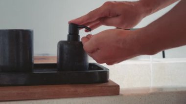 Temiz eller sağlıklı el hijyen sıvısı sabunu modern banyoda kullanılıyor. Hijyen esansı. Sıvı sabun akışı. Sıvı sabun.