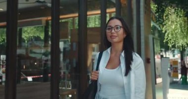 Sokaklarda yürürken bin yıllık kadın neşe ve özgürlük hisseder. Parlak bir gülümseme ve parlayan bir ifade. Şehrin sokaklarında gezen genç bir kadın şehrin güzelliğinin tadını çıkararak pozitif enerji yayıyor.