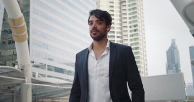 Metropolis caddesindeki adam coşkuyla olumlu evet işareti yapıyor. Enerjik bir gülümseme ve neşeli bir jest iyimserlikten bahsediyor. Evet jest anlaşmayı, onayı ve zaferi simgeler.