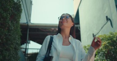 Kadın, hareketli bir şehrin ortasında duruyor ve şehir keşfi macera duygusunu araştırıyor. Şehirdeki kadın bakışları kentsel alanların güzelliğinin ve mimari çeşitliliğinin zenginliğinin altını çiziyor.