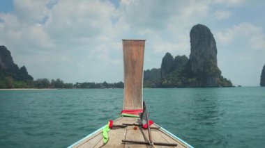 Tayland 'daki Railay plajına tekne gezisi. Tayland 'ın muhteşem doğası. Tekneden Tayland 'daki tropik plajlara ve uçurumlara bakın. Tekneyle egzotik adaları keşfediyorum..