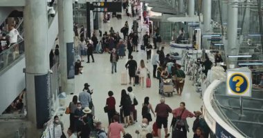Bangkok, Tayland - 05 Mayıs 2024: Aceleyle hareket eden yolcular, yükselen kaldırımlarda seyahat eden yolcular, yön arayan yolcular, turizm terfileri ve küresel seyahat