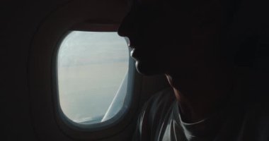Gökyüzü manzarasının keyfini çıkaran yolcu, seyahat olanaklarıyla ilgilenen yolcu, dünya çapında görsel pazarlama için mükemmel uzun mesafe yolculuğunu kucaklayan yolcu.
