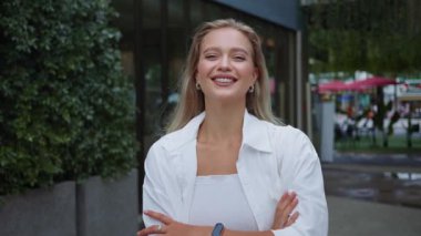 Şehir yürüyüşü sırasında ışıl ışıl gülümseyen mutlu bir kadın, pozitif atmosferden zevk alan kendine güvenen bir kadın, neşeli yaşam tarzı gösteren neşeli bir kadın, mutluluk ve olumluluk için ideal görüntüler.