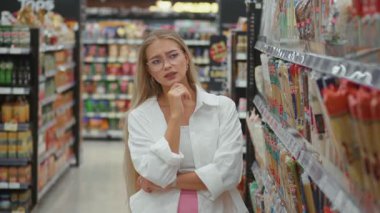 Süpermarkette kaybolan eşyalarla ilgili hayal kırıklığı, hayal kırıklığına uğramış bakışlarında hayal kırıklığı, olumsuz perakende deneyimini vurgulayan hayal kırıklığı, hikaye anlatımı için değerli.