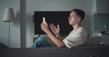 Video sohbet için akıllı telefonu kullanan adam, kişisel ya da profesyonel bağlantıları birleştiren video, anlık iletişimi sağlayan video, modern uzaktan arama ya da sosyal medya klipleri için harika