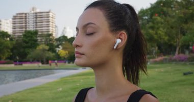 Parktaki kadın yoga pozları, yoga esnekliği ve stres atmayı destekliyor, yoga doğal bağlantıyı geliştiriyor, spor markaları ve dünya çapında yaşam tarzı kampanyaları için mükemmel.