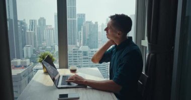 Panoramik pencere yakınlarındaki stratejileri analiz eden iş adamı, büyüme potansiyelini genişletme stratejileri, modern çalışma alanında sonraki adımlara rehberlik eden stratejiler, vizyoner iş içeriği için güçlü bir sahne