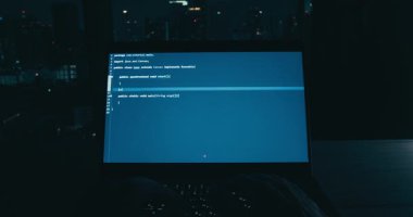 Bangkok, Tayland - 05 Mayıs 2024: Dizüstü bilgisayarda yenilikçi kod yaratan programcı, karmaşık algoritmaları rafine eden programcı, son teknoloji çözümler üreten deneyimli programcı. Kodlama kavramı.