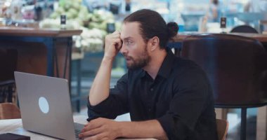 Teknik problemler, bilgisayar ya da yazılım sorunları yüzünden hayal kırıklığına uğramış bir erkek. Bir kafede otururken dizüstü bilgisayarda yazan serbest yazar. Bilgisayar programlarıyla ilgili teknik sorunlarla karşı karşıya.