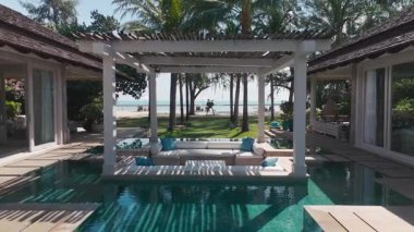 Tropikal villadaki özel havuz manzarası, sakin bir ortam sunan lüks tasarım özel rahatlığı ön plana çıkaran dünya çapında lüks seyahat terfileri için mükemmel..