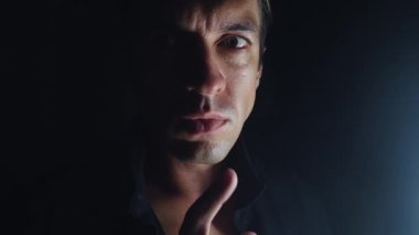 Karanlık odadaki adam 