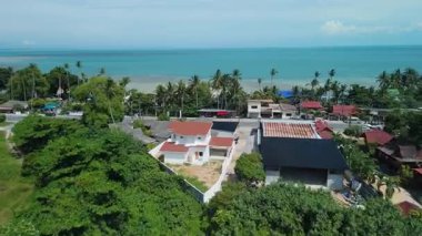 Mayorka tatil köyü teraslarının kuş bakışı manzarası kumlu sahile doğru çağlayan, beyaz binalara ve güneş pansiyonlarına karşı kurulmuş mavi kiremitli havuzlar. Akdeniz tatili için mükemmel.