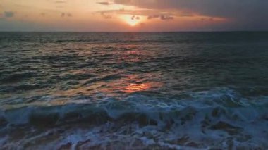 Güneşin doğuşu ıslak kuma yansıyor. Gün batımında kumlu sahile vuran yumuşak okyanus dalgaları parlak renklerle parıldayan kumlara güzel bir şekilde yansıyan nefes kesici ve sakin bir atmosfer yaratıyor.