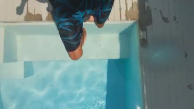Odadan havuza atlayan bir adam, odadan suya atlayan bir adam, kapıdan havuza atlayan bir adam, dinamik duruş, sıçrama beklentisi ve suya daldırma maceralı yolculuğuyla doğrudan havuza atlıyor.