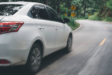 Beyaz araba asfalt yolda Güzel bir bahar günü kırsalda