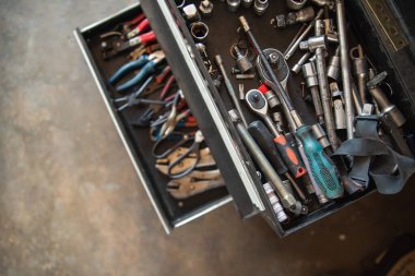 Bir otomobil dükkanında, mekanik için ayarlanabilir metalik araçlar kümesi.