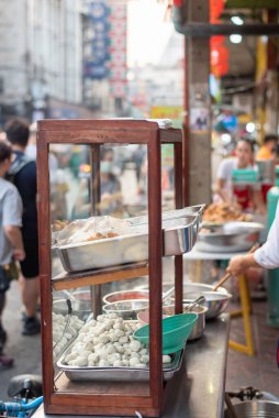 Tayland sokak mutfağı yerel bir restoran şefi tarafından karides ve balık köftesi ile hazırlandı. Geleneksel Asya mutfağı için erişte yapıyorum. Çin eriştesi sıcak, kaynayan bir et suyuna pişirilir..