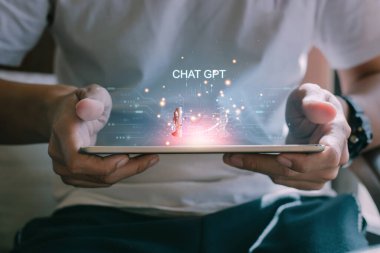 ChatGPT (Yapay Zeka) sohbetinde yapay zeka kullanılır. İnsan, komut komutları yazarak yapay zekaya sahip akıllı robotlar yaratmak için teknolojiyi kullanır..