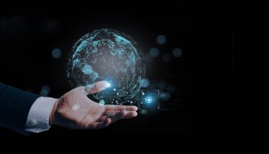 Yapay zeka (Yapay Zeka) gelişen kavram. İş adamı el, hologram teknolojisiyle küreyi tutuyor. İş teknolojisi dijital pazarlamayı birbirine bağlıyor. Büyük veriler ve Finansal bankacılık.