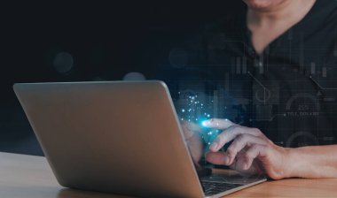 Piyasa araştırması fikri, iş zekası ve analitik. Devasa verileri, finansal grafik performansı ve fütüristik teknoloji geçmişi olan bir dizüstü bilgisayar kullanarak veri bilimci
