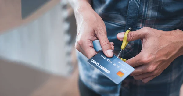 Mãos Masculinas Usando Tesoura Para Cortar Cartão Crédito Conceito Crise — Fotografia de Stock