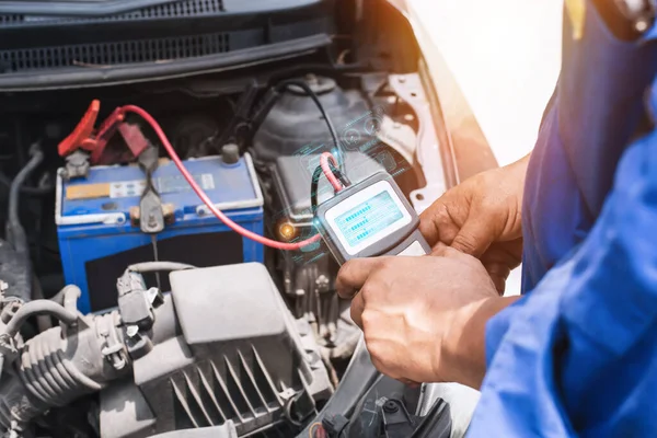 汽车机械师使用万用表电压表来测量汽车电池的电压 — 图库照片