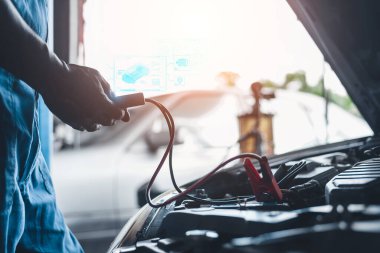 Otomatik mekanik, aküdeki voltajı multimetre voltmetre kullanarak test eder..