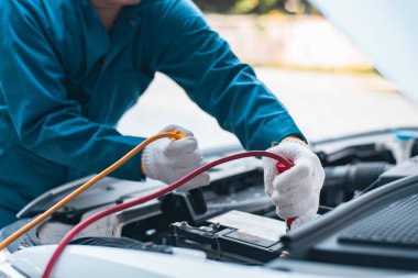 Şarj oluyor. Terminaller ve eller. Otomobil servisi. bir benzin istasyonu.