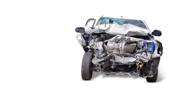 Beyaz arabanın önü yolda kazara hasar gördü. Beyaz arkaplanda izole edilmiş, metin için alanı kopyala.