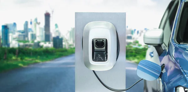 Elektrikli araçlar için EV şarj istasyonları, istasyonları beslemek ve CO2 emisyonlarını azaltmak için sürdürülebilir kaynaklardan üretilen eko-gücü kullanma fikri ile tasarlanmıştır..