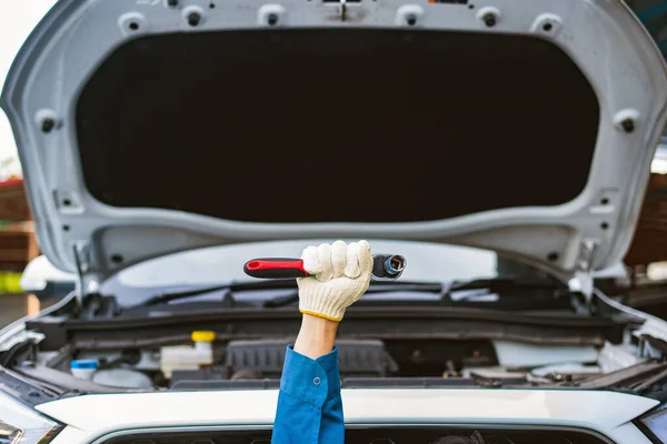 Close Hand Technician Auto Mechanic Using Wrench Fix Change Spare — Stock Photo, Image