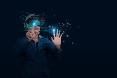 Bir endüstriyel fabrikanın baş mühendisi, holografik projeksiyon projeksiyonunu kullanarak bir elektrikli araba şasisi prototipi yaratıyor. Gelecekte karışık teknolojilerin sanal olarak tasarlanmış uygulaması.