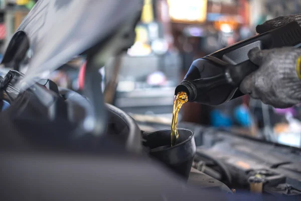 给汽车加油 并在传动和工程中增加高质量的石油 能源燃料的概念 — 图库照片