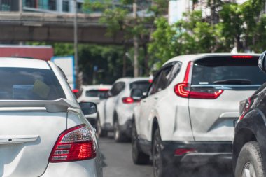 Şehir trafiğinden çıkan duman ve araba emisyonları havayı kirletiyor. Araç yanması ve küresel ısınma kirliliğinden kaynaklanan karbondioksit emisyonlarının azaltılması.