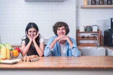 Mutlu karı koca evlilik yıldönümlerini kutluyor ve genç ve delicesine aşık bir çift olarak evlerinde romantik bir şekilde yemek pişiriyorlar..
