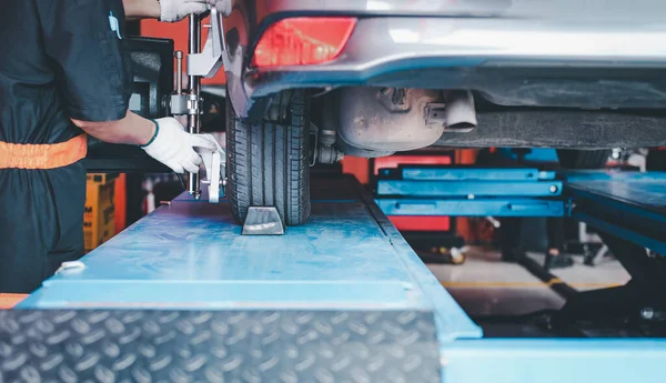 Técnico Experto Asiático Ajusta Garaje Después Montar Cada Neumático Para — Foto de Stock